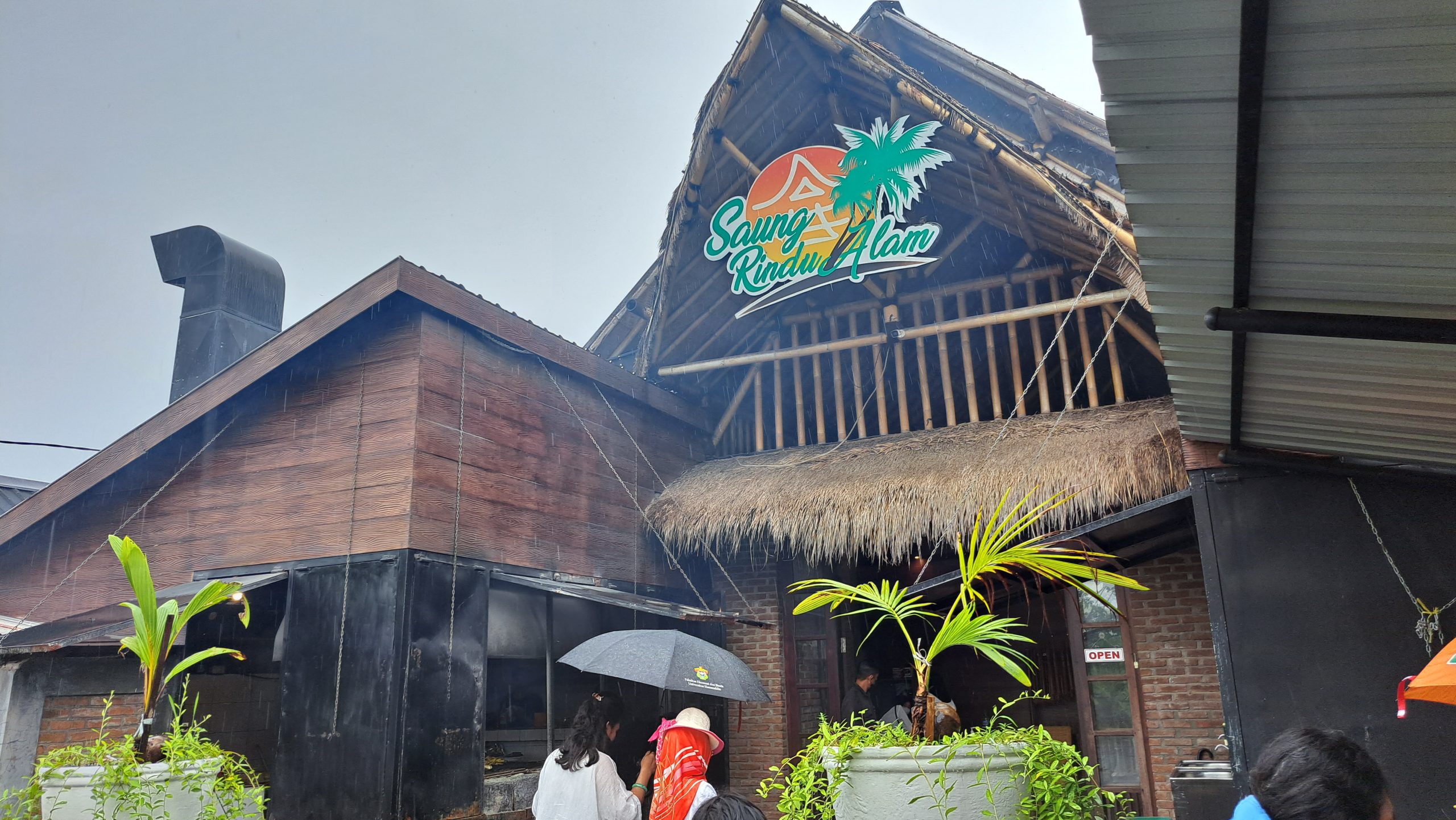Saung Rindu Alam. Foto by admin