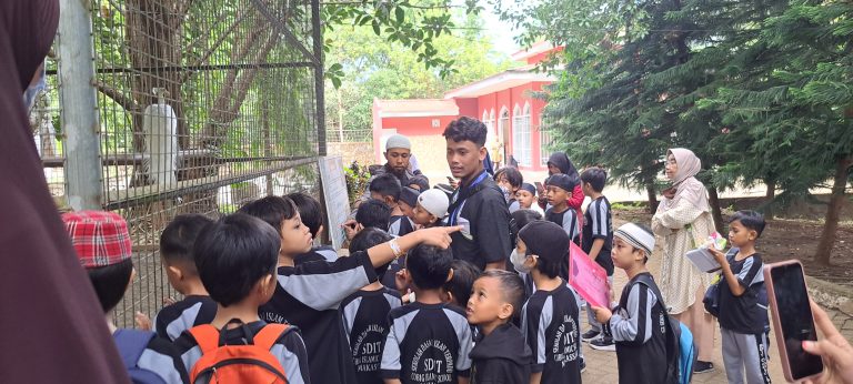 Pengenalan satwa oleh guru pendidik kepada para siswa Sekolah Cobig/foto:duniacerita
