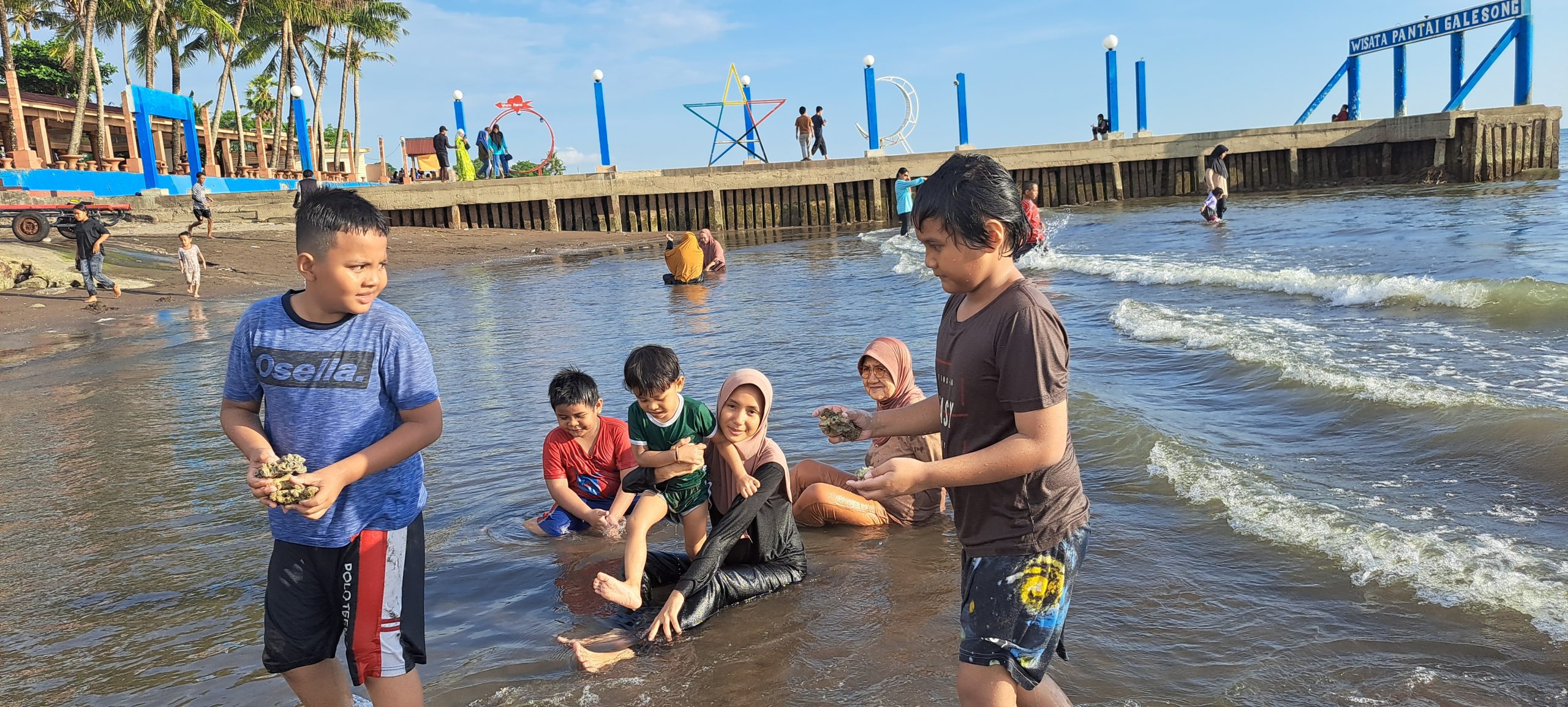 Serunya bermain di Pantai Wisata Galesong/foto by andiamriani.