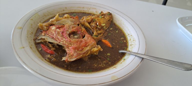 Kepala ikan kakap merah, masakan Pallu Kaloa khas Sulsel./foto:duniacerita