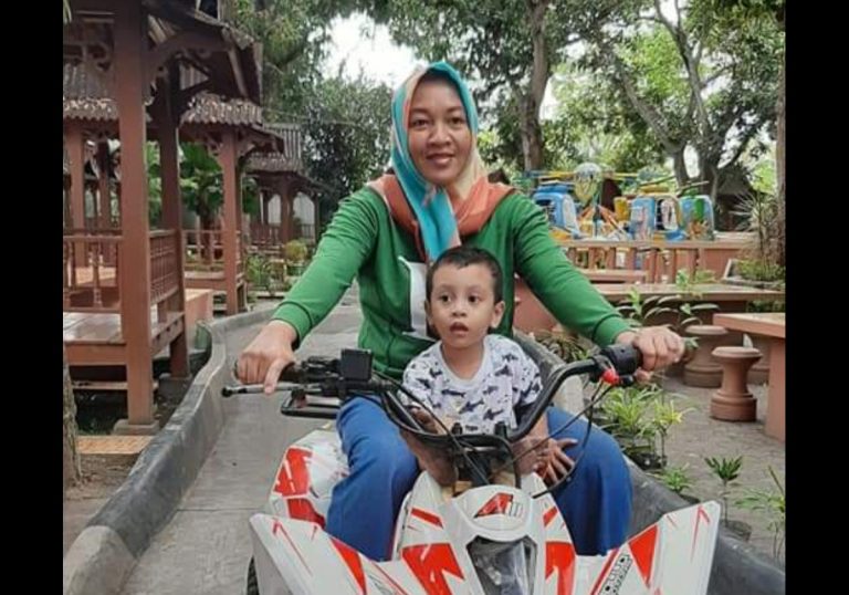 Seorang Ibu meluangkan waktunya mendampingi anaknya bermain. Salah satu pola pengasuhan yang baik