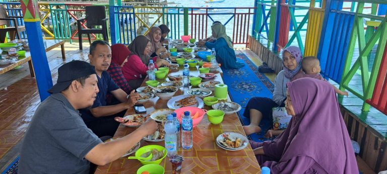 Nikmatnya Santap Ikan di Warung Tepi Pantai Galesong Utara