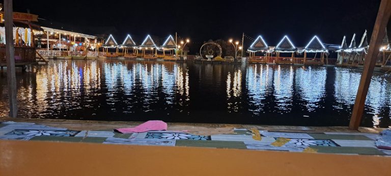 Suasana saung mengelilingi danau buatan di d'Luna Rumah Makan. Lokasi jl. Poros Makassar-Takalar. Foto:duniacerita