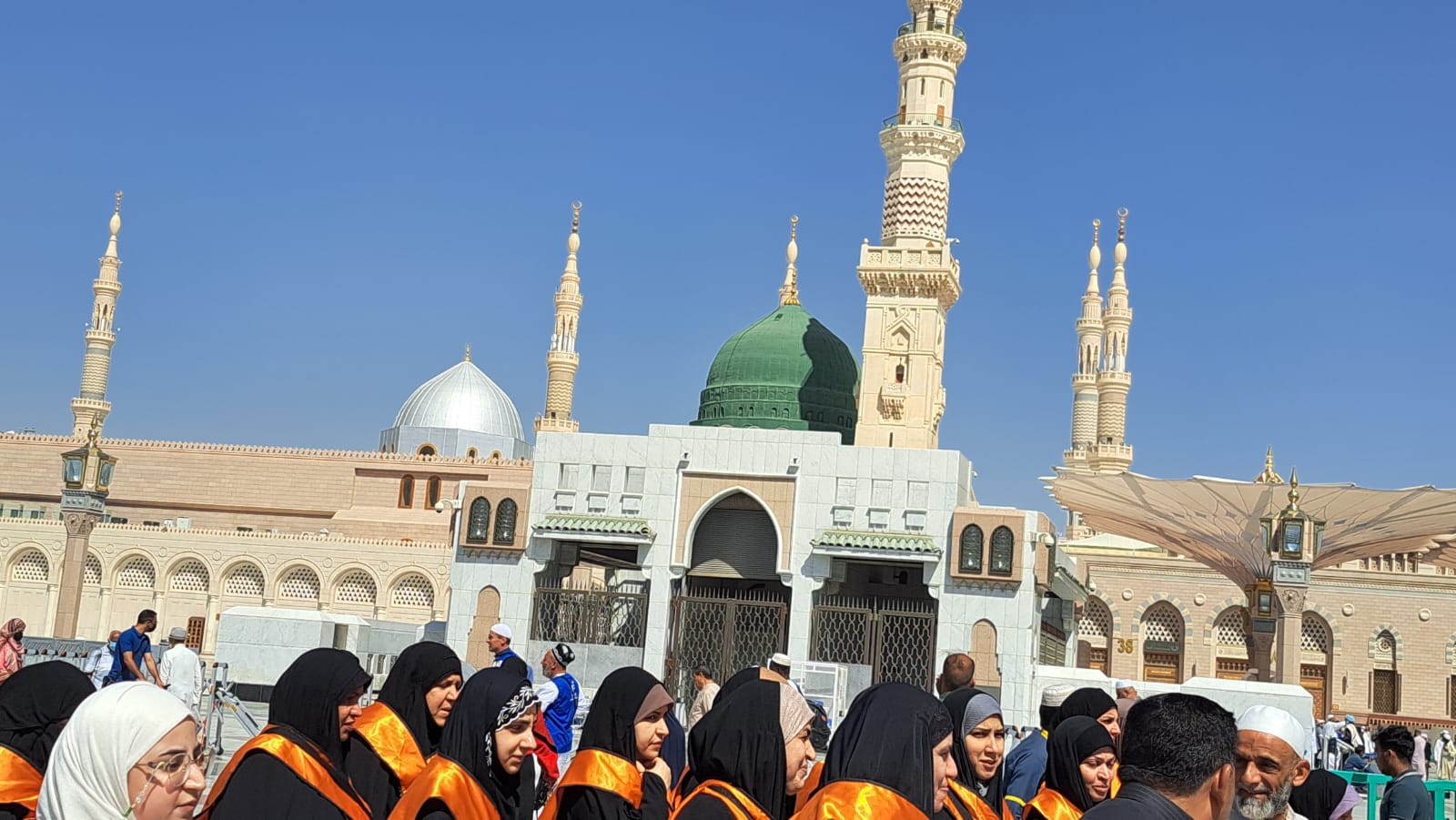 Suasana depan Raudhah, jemaah umrah dari berbagai negara terlihat berkumpul ,mendengar arahan dari pembimbing mereka. Foto: Andi Amriani