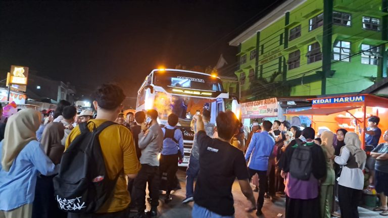 Keseruan Pengantar Jemaah Haji, Rela Berdesak-desakan Hingga Bawa Bekal