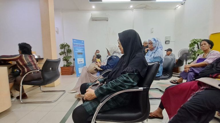 Pensiunan PNS padati Bank untuk menerima gaji 13. Foto:duniacerita