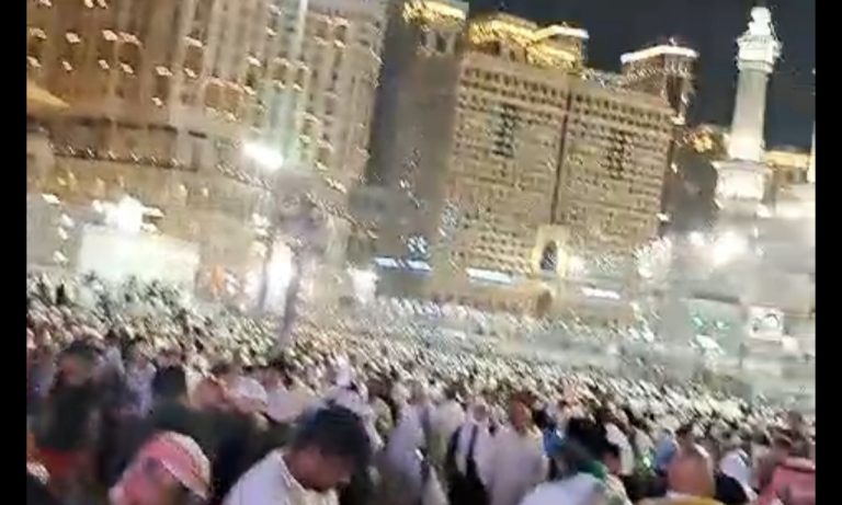 Suasana malam di pelataran Masjidil Haram, Makkah. Foto:duniacerita