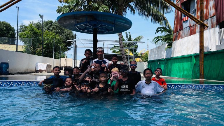 Siswa kelas 6 A SD Cobig